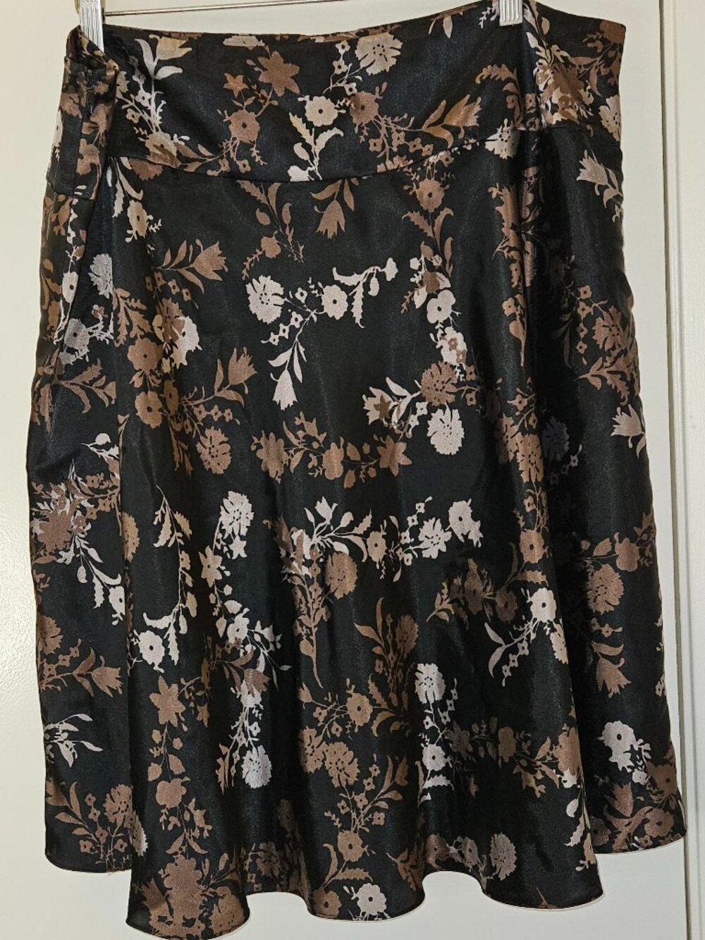 Daisy Fuentes Beautiful A Line Skirt with deep wide waist for comfort. Size 16W